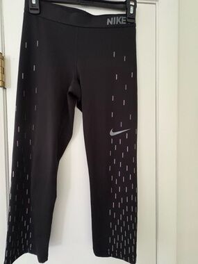 Ladies Medium Nike Black Leggings 3/4 length with Reflective Dash Accents
